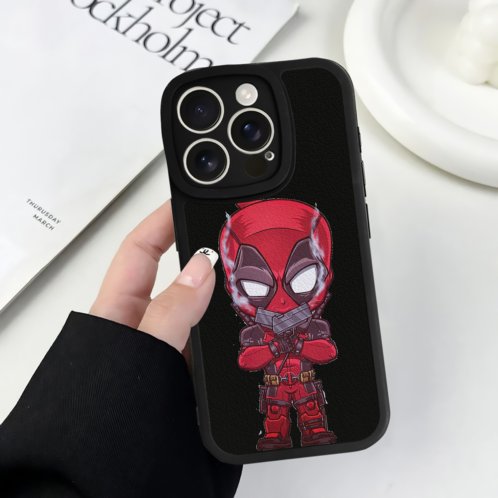 （画像用） Deadpool デッドプール 【iPhone 16シリーズ対応】シリコンスマホケース（レザー調） 材質：シリコン